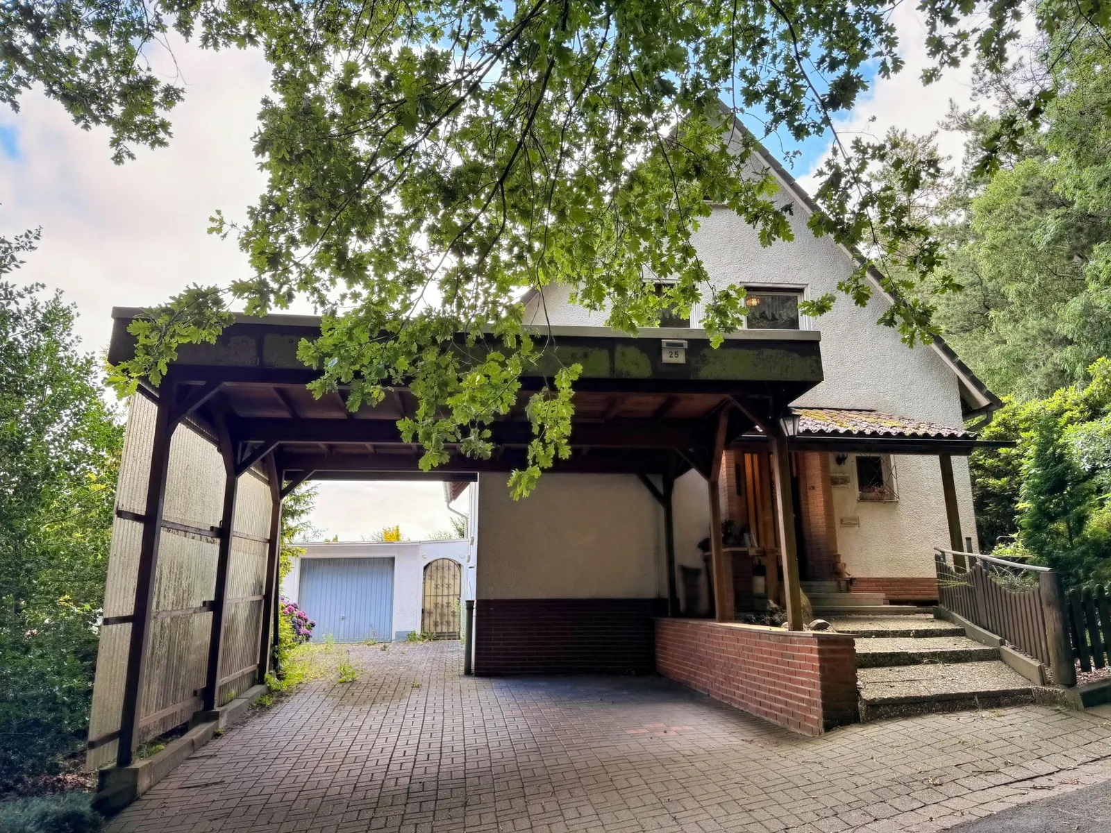 Carport und Hauseingang