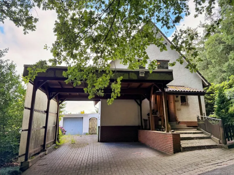 Carport und Hauseingang