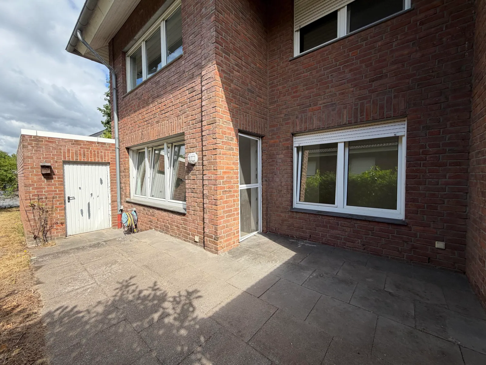 Terrasse mit Garagenzugang