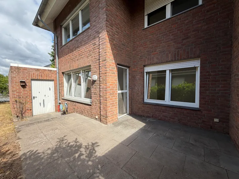 Terrasse mit Garagenzugang