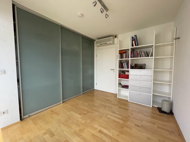 Büro / Schlafzimmer