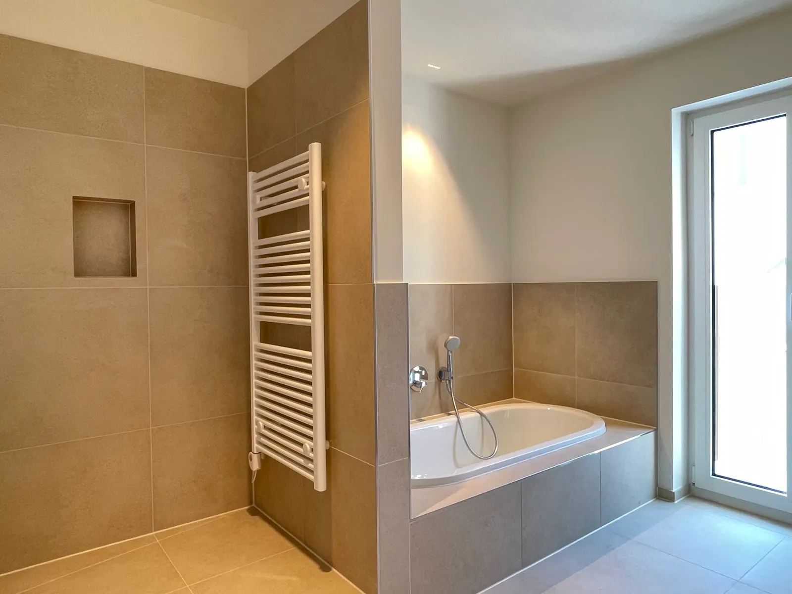 Bad mit Wanne und Dusche
