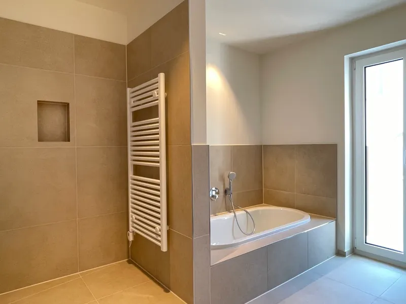 Bad mit Wanne und Dusche