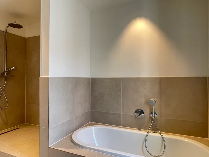 Bad mit Wanne und Dusche
