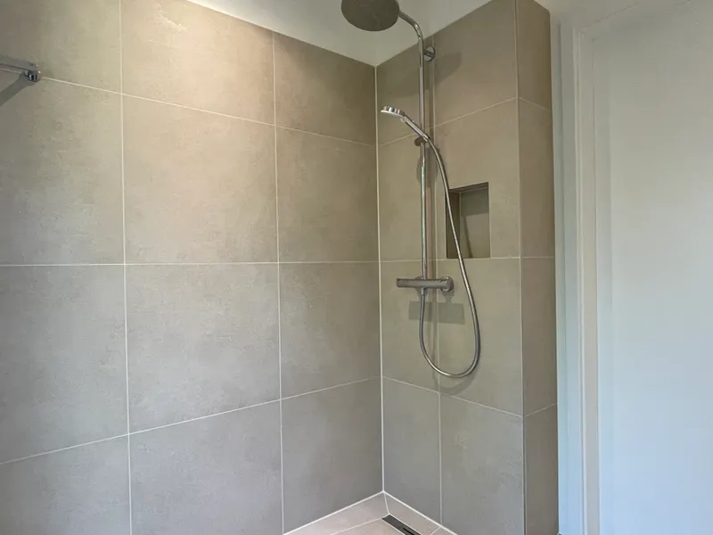 2. Bad, bodengleiche Dusche