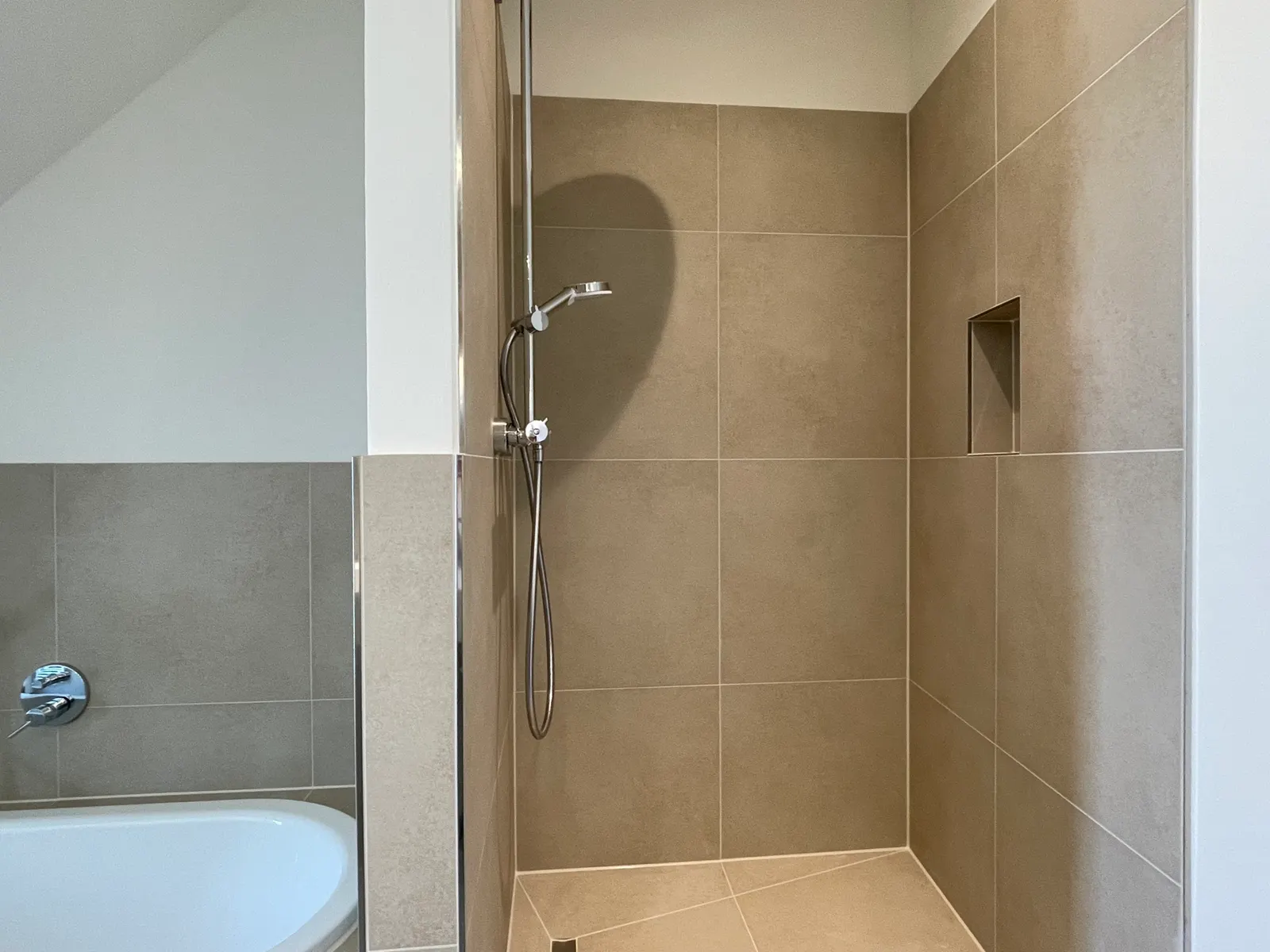 Bad mit Wanne & Dusche