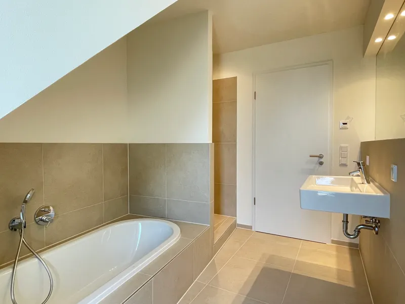 Bad mit Wanne & Dusche