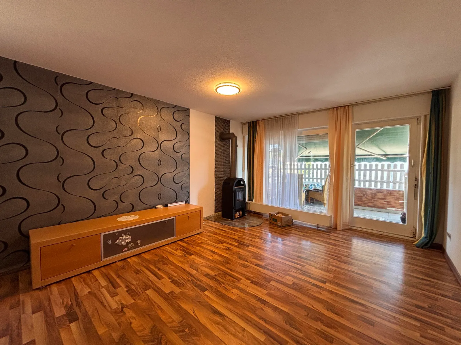 Wohnzimmer mit Brennofen