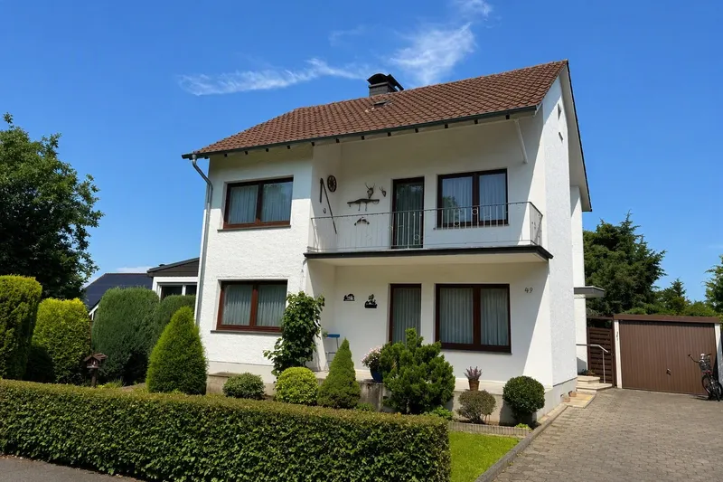 Vorderansicht mit Garage