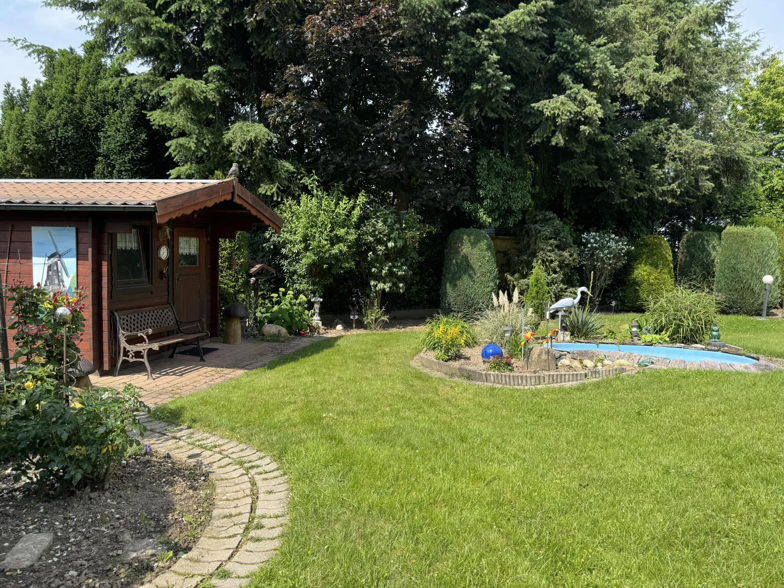 Gartenhütte mit Teich