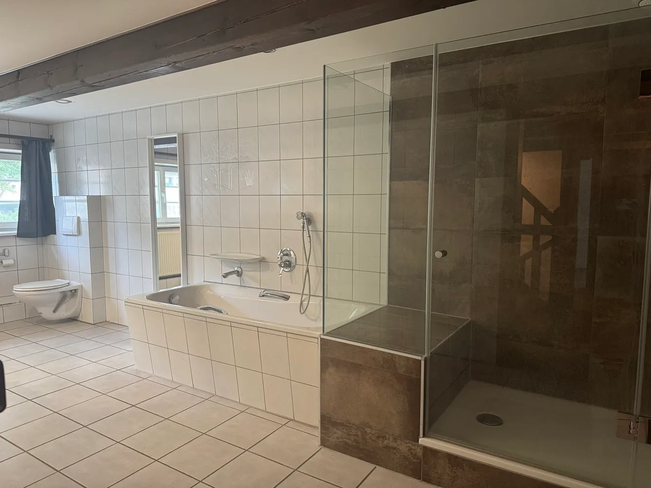 Bad mit Wanne und Dusche