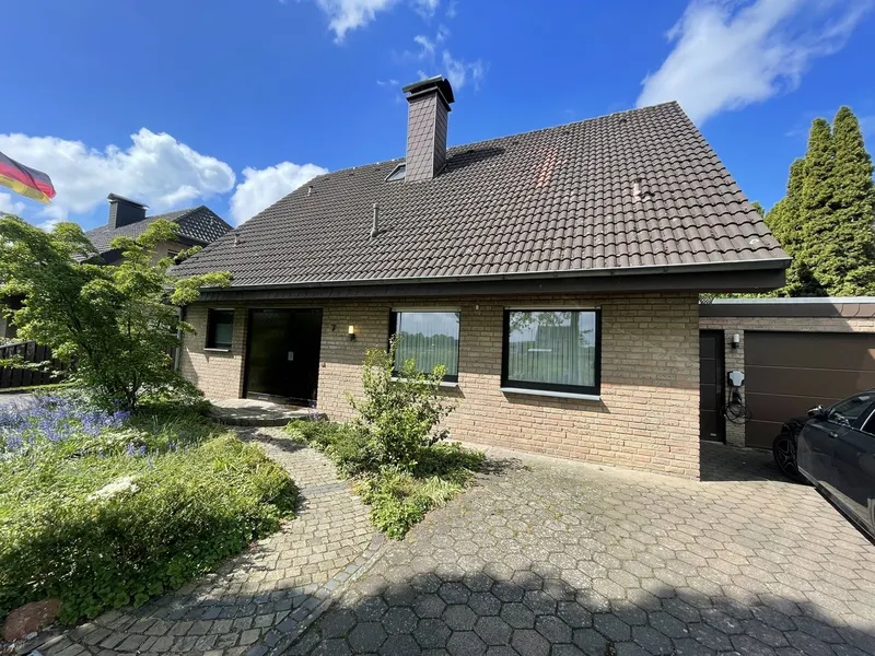 Außenansicht vorne mit Garage