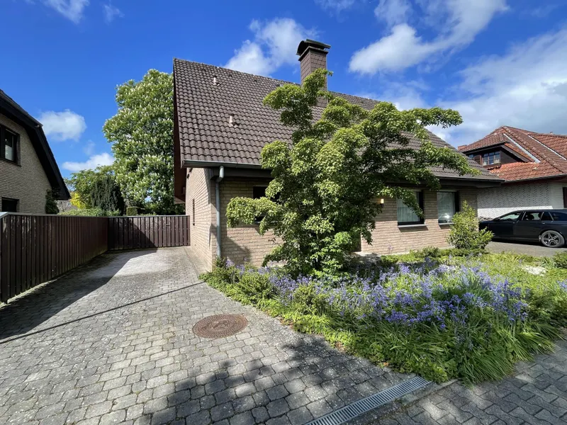Außenansicht mit Parkplatz