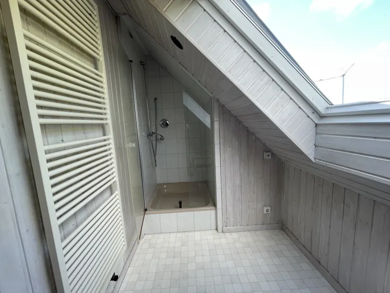 Dusche neben der Saune