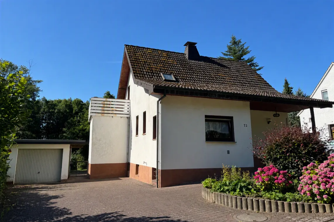 Haupteingang mit Garage