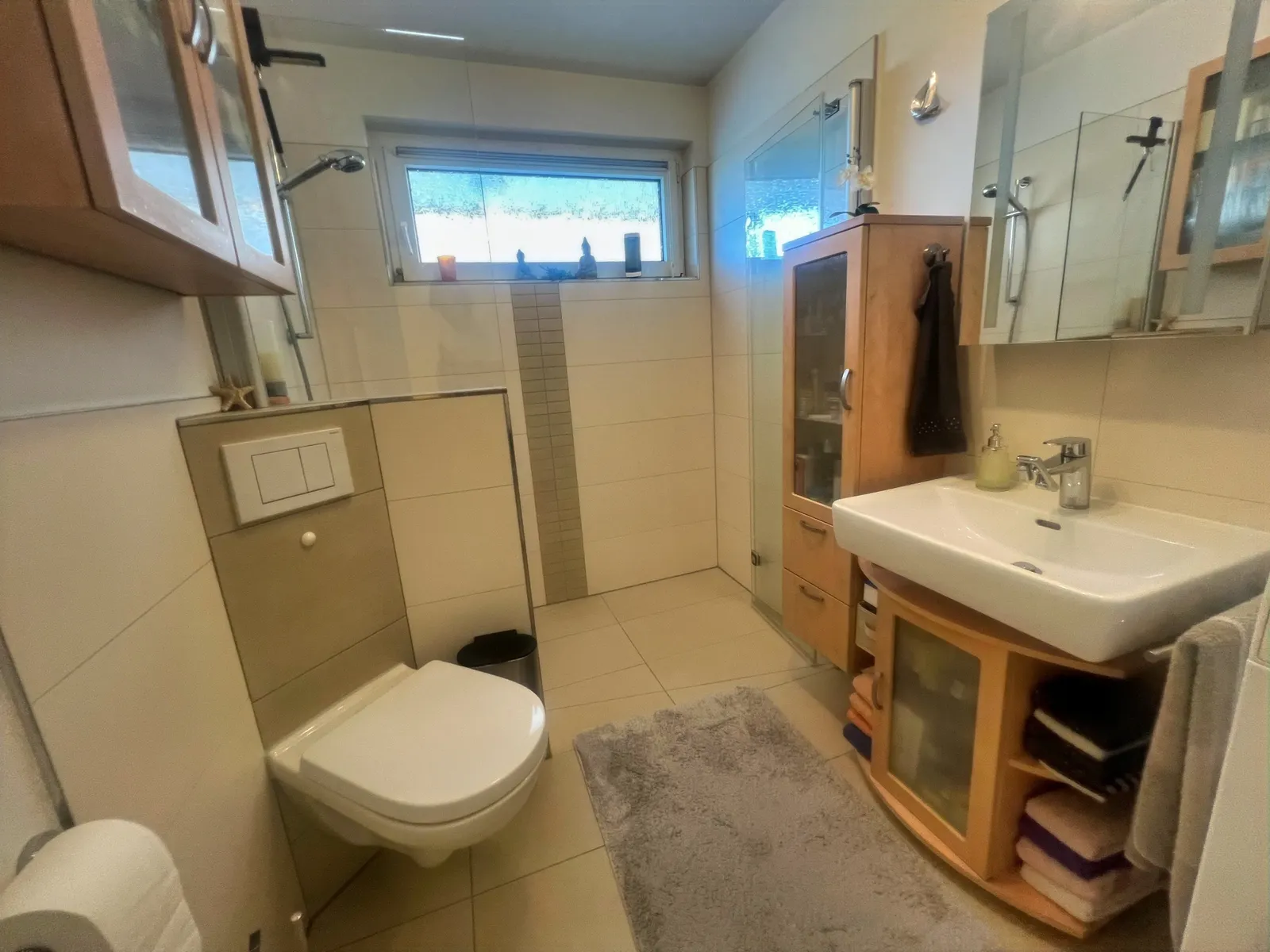 modernes Bad mit Dusche