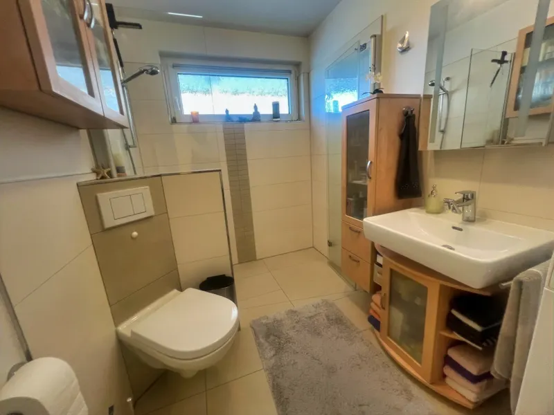 modernes Bad mit Dusche