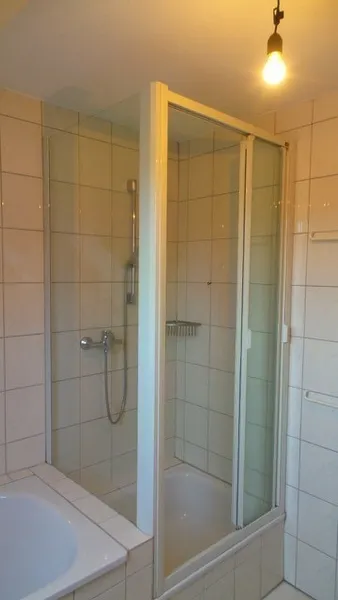 Bad mit Wanne und Dusche