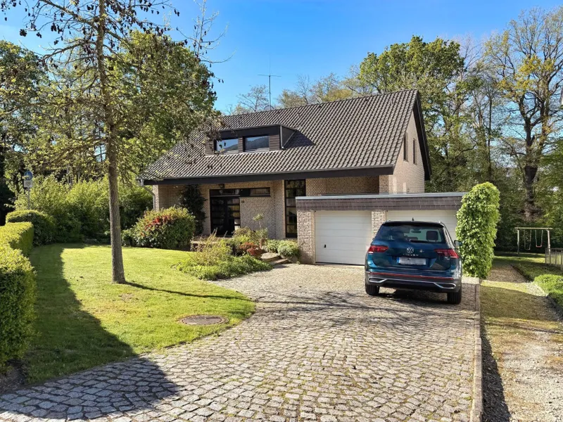 Außenansicht mit Garage