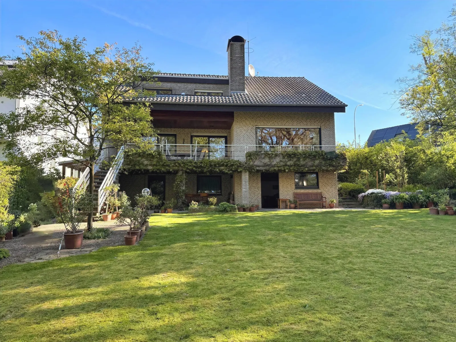 Außenansicht mit Garten