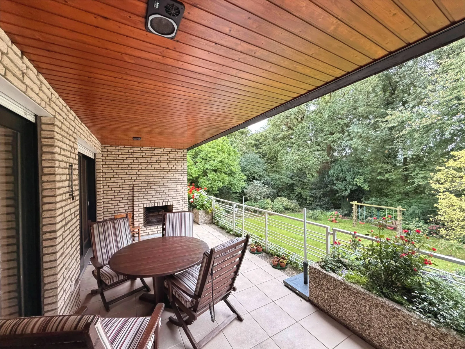 Balkon mit Außenkamin