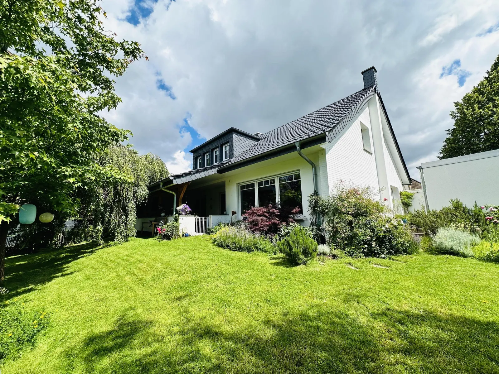 Hausansicht mit Garten