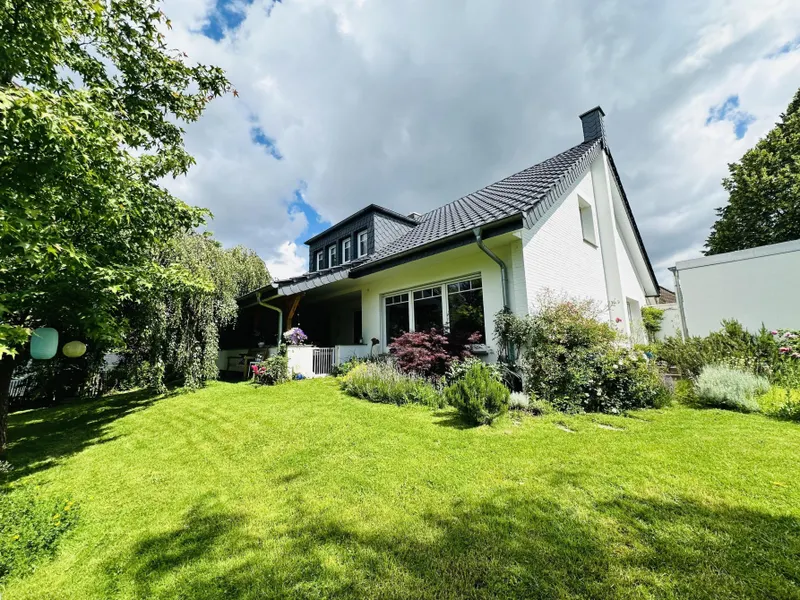 Hausansicht mit Garten