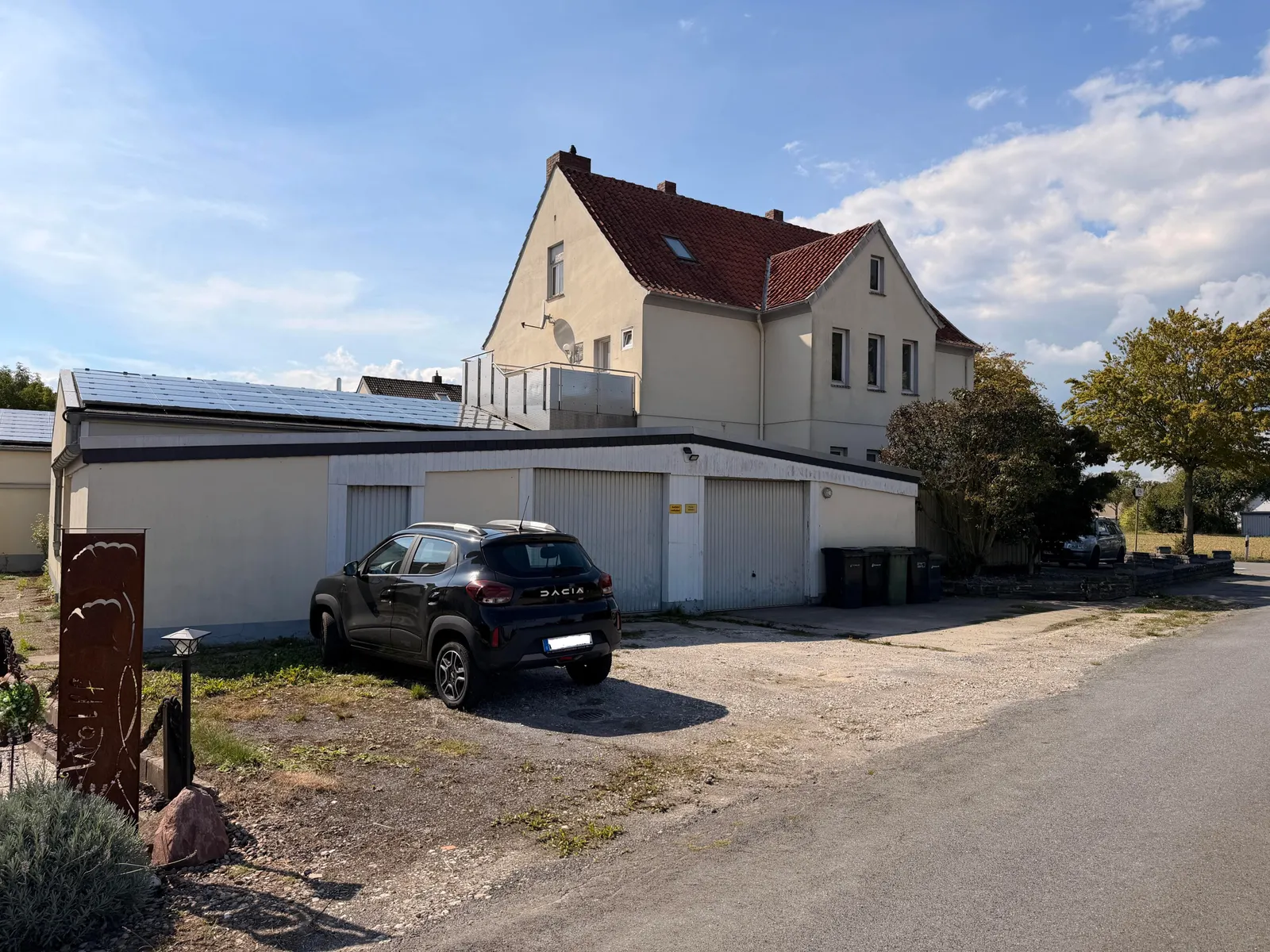 Außenansicht mit Garagen