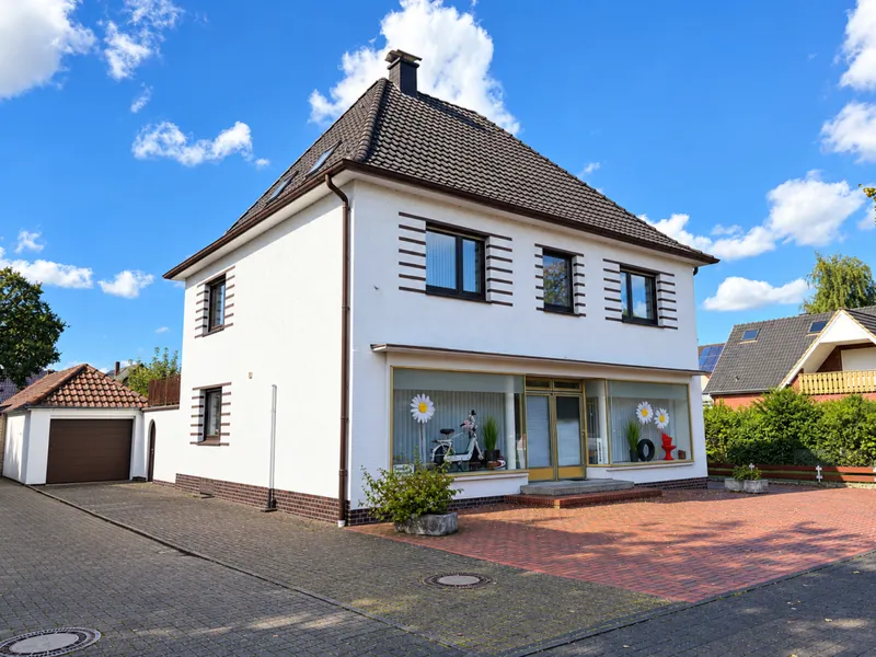Außenansicht mit Garage