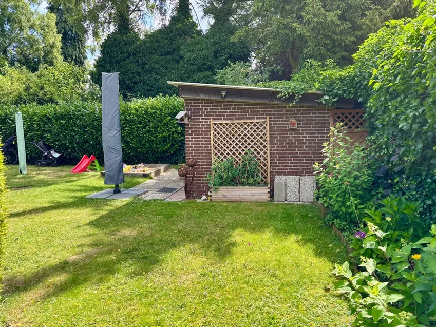 Garten mit Gartenhaus