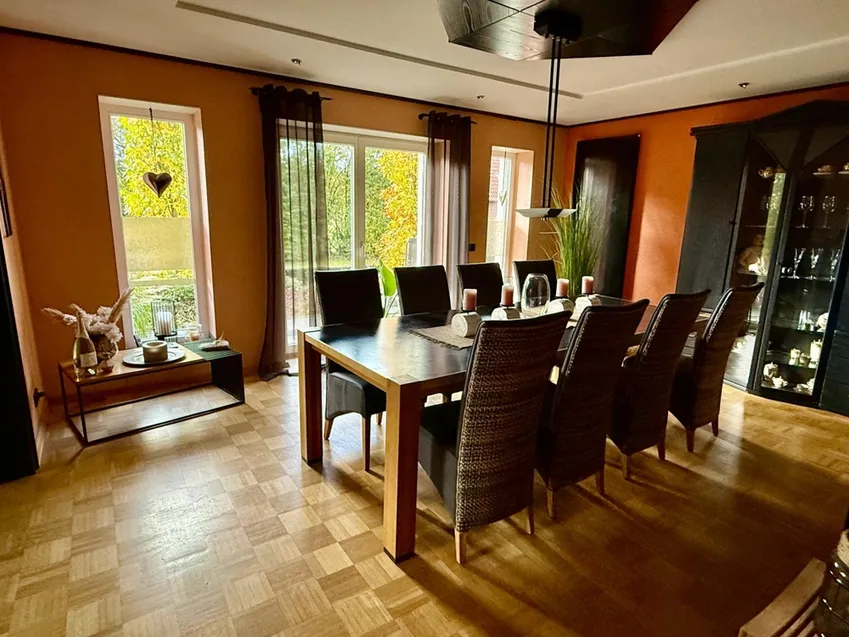 großzügiges Esszimmer