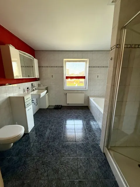 Tageslichtbad mit Wanne und Dusche