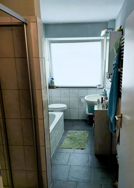 Tageslichtbad mit Wanne und Dusche