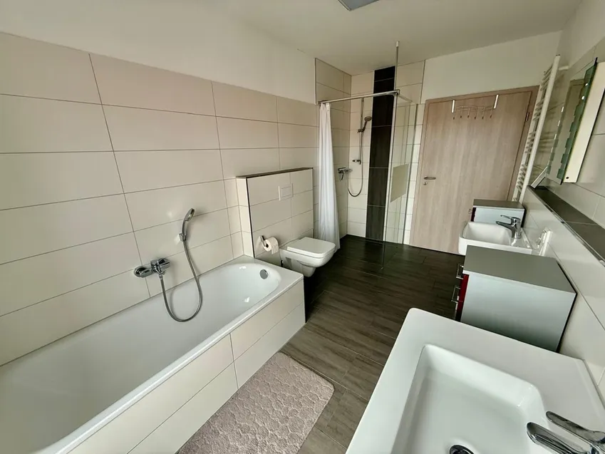 Tageslichtbad mit Badewanne und Dusche