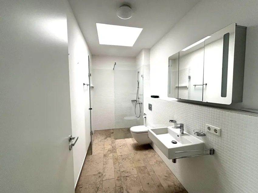 Badezimmer mit bodentiefer Dusche