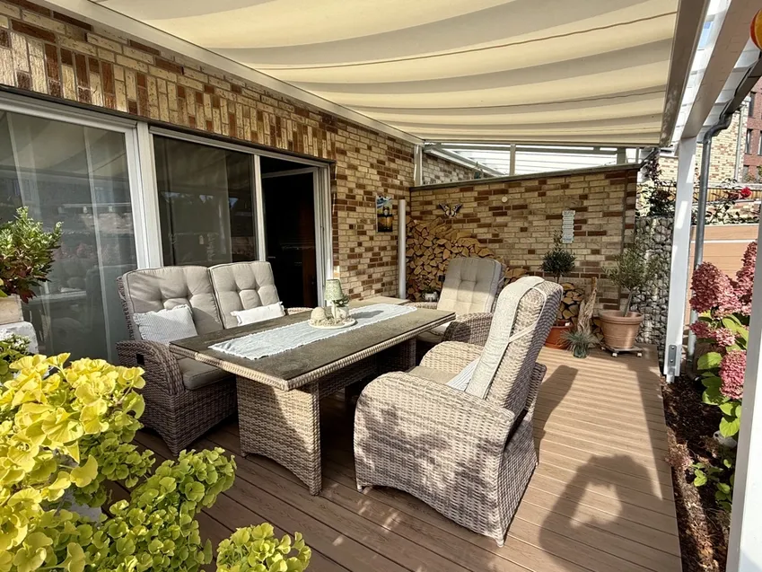 gemütlicher Terrassenbereich mit Glasdach