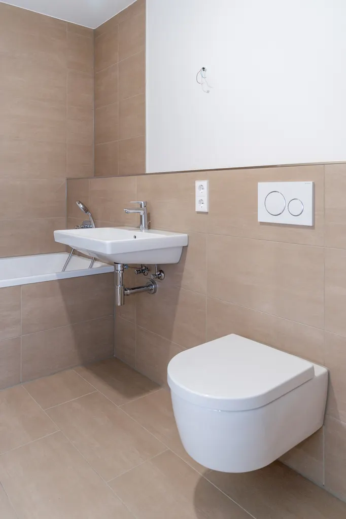 Bad mit Badewannde und Dusche 