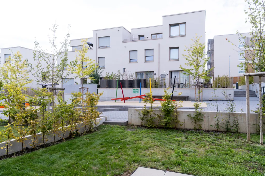 eigener, nach Westen ausgerichteter  Garten