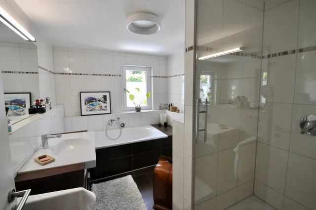 Bad mit Wanne und Dusche