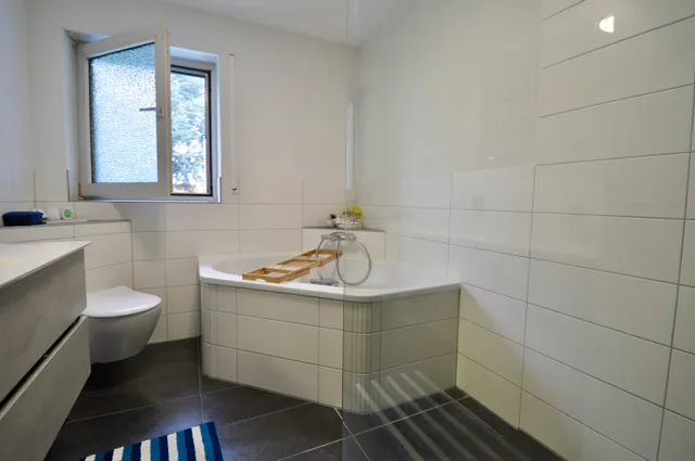 Bad mit Eckwanne und bodentiefer Dusche