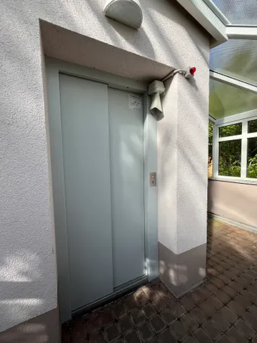 Aufzug von der Garage vor das Haus