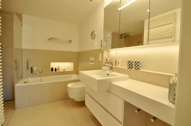Bad mit Dusche und Wanne