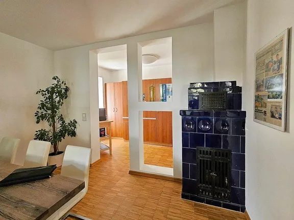 Zugang zur Teeküche mit Kachelofen