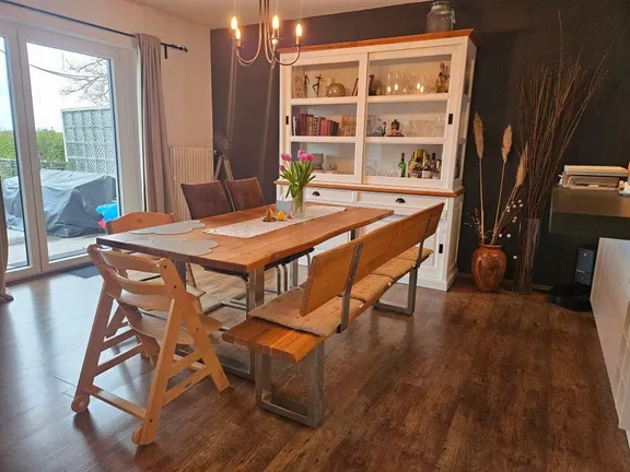 Essbereich mit Ausgang zur Terrasse