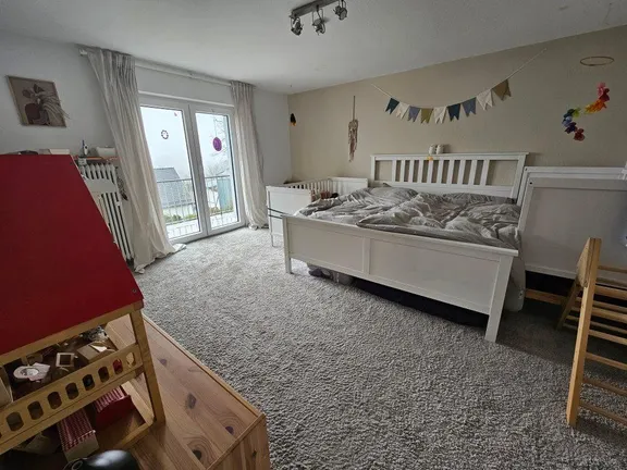 Zimmer mit Ausgang zum Balkon