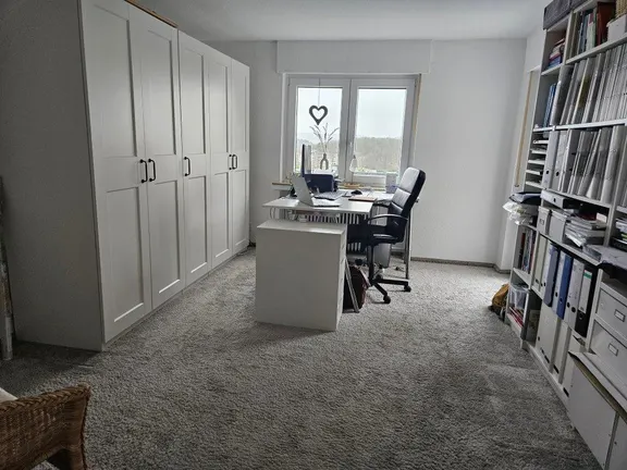 Zimmer mit Ausgang zum Balkon