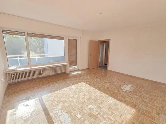 Wohnzimmer mit Balkon