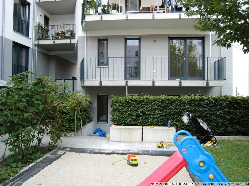 Kindertraum-Edle 4-Zi.- Maisonette mit privatem Spielplatz vor der Terrasse