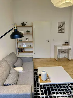 Schöne, neu eingerichtete 2 Zi.-Wohnung, 2. OG.