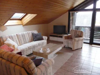2 Zi.Whg., möbliert, im 1. OG eines 2-Familienhauses, saniere Whg. mit großer Loggia.